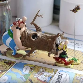 Asterix, Obelix en Plutoqueprevus in boomstam