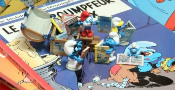 De Smurfen met een stripboeken kist